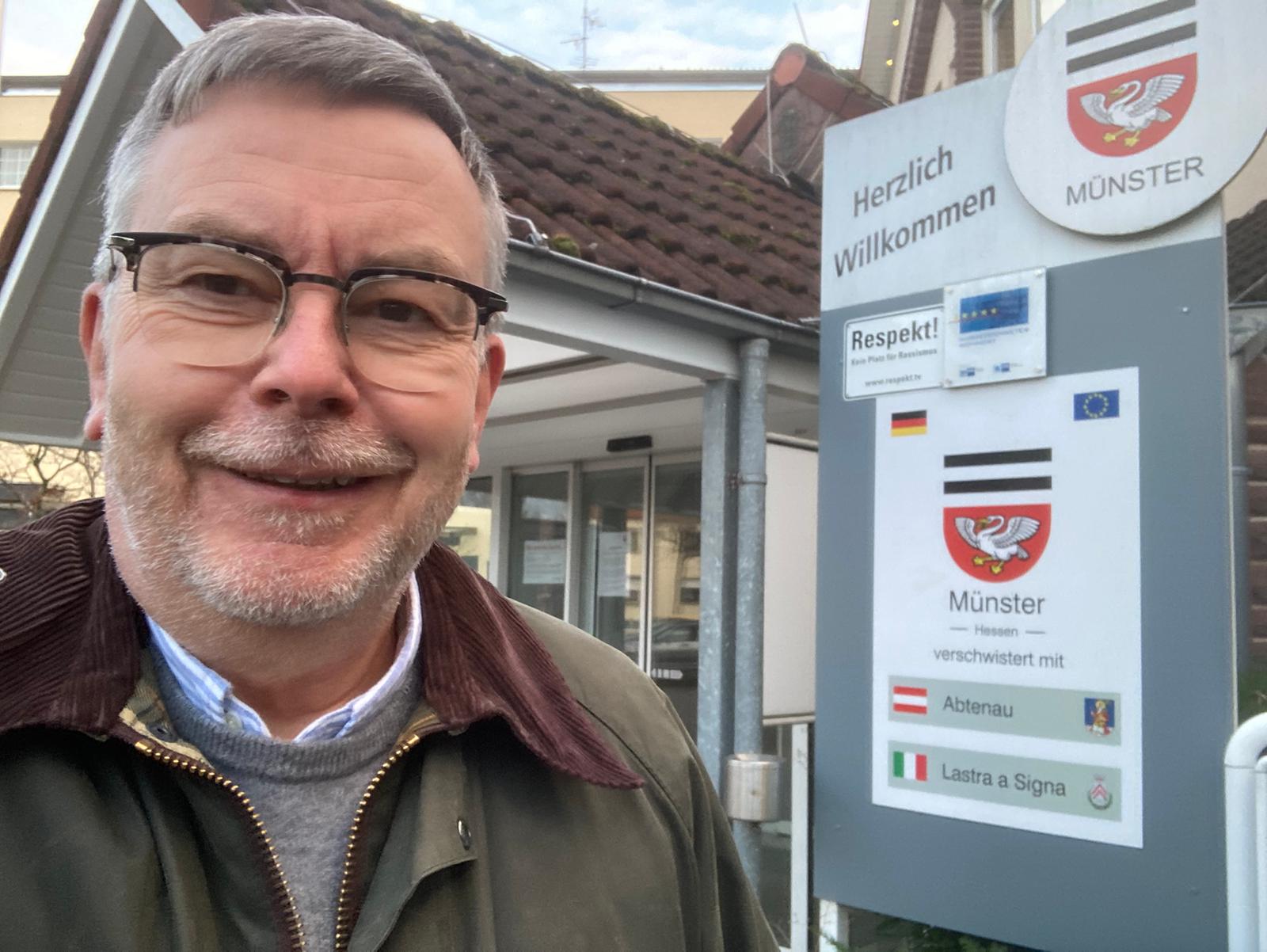 Jörg Schroeter vor unserem Rathaus