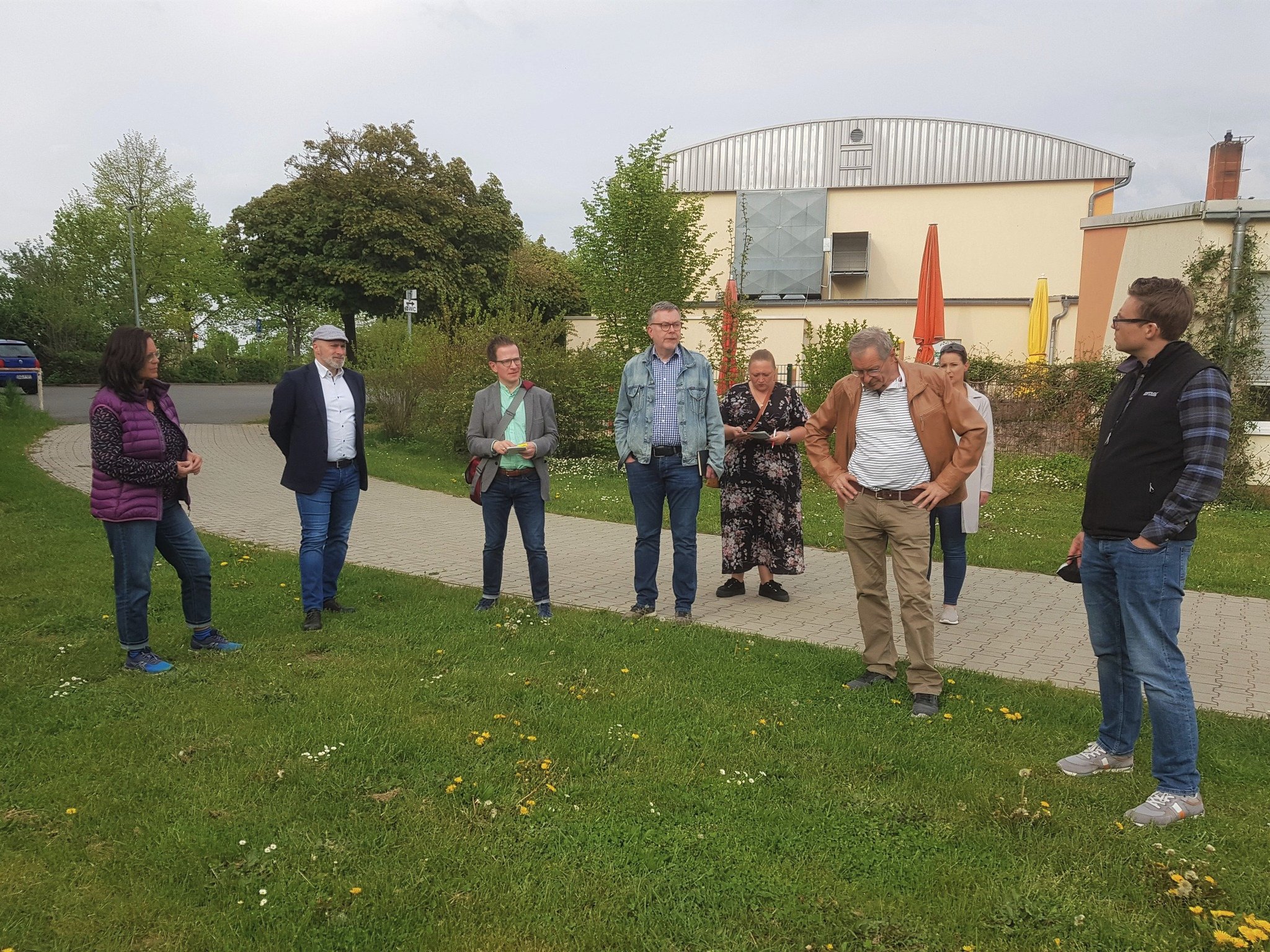 Machten sich gemeinsam im April ein Bild von der für einen KiTa-Neubau vorgesehenen Fläche in Altheim: Ute Willet (1. Vorsitzende Blumenkinder e.V. und Leiterin des Naturkindergartens, 1. v. l.), Tamara Koepfinger (KiTa-Gesamtelternbeirat, 5. v. l.) und Mitglieder der FDP Münster und Altheim