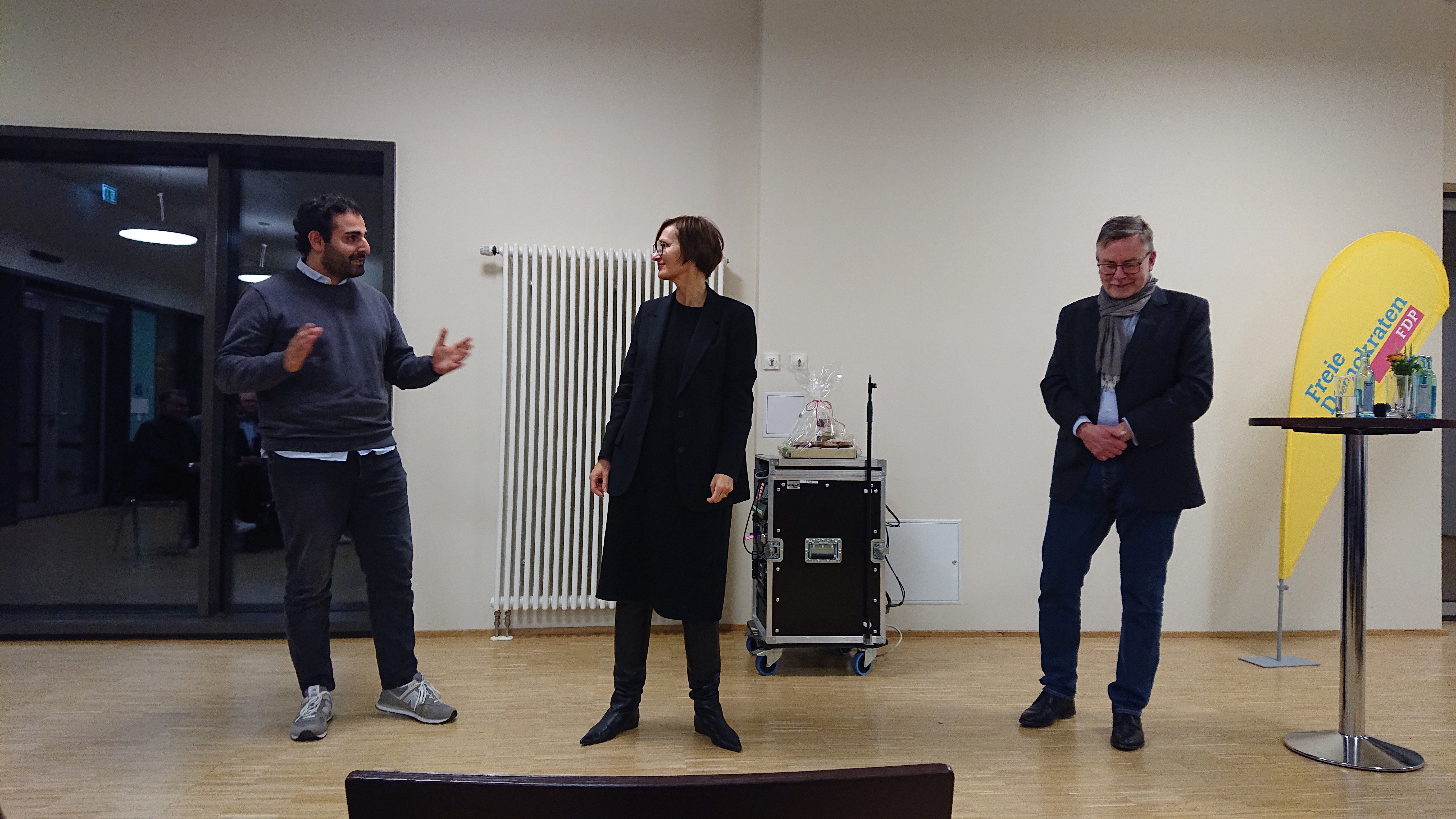 Aria Zahedi, Vorsitzender der FDP Eppertshausen, bedankt sich bei der Besucherin