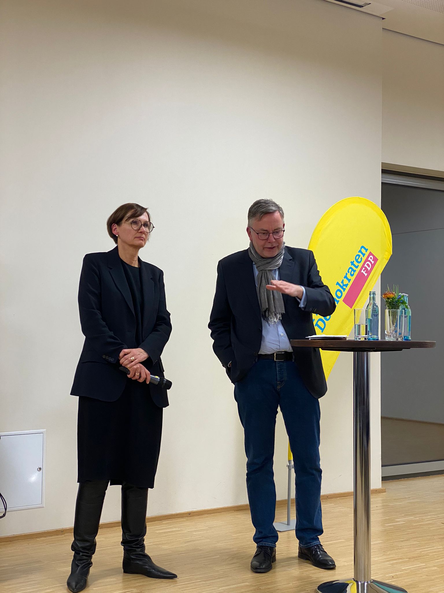 Münsters FDP-Vorsitzender Jörg Schroeter im Gespräch mit der Ministerin