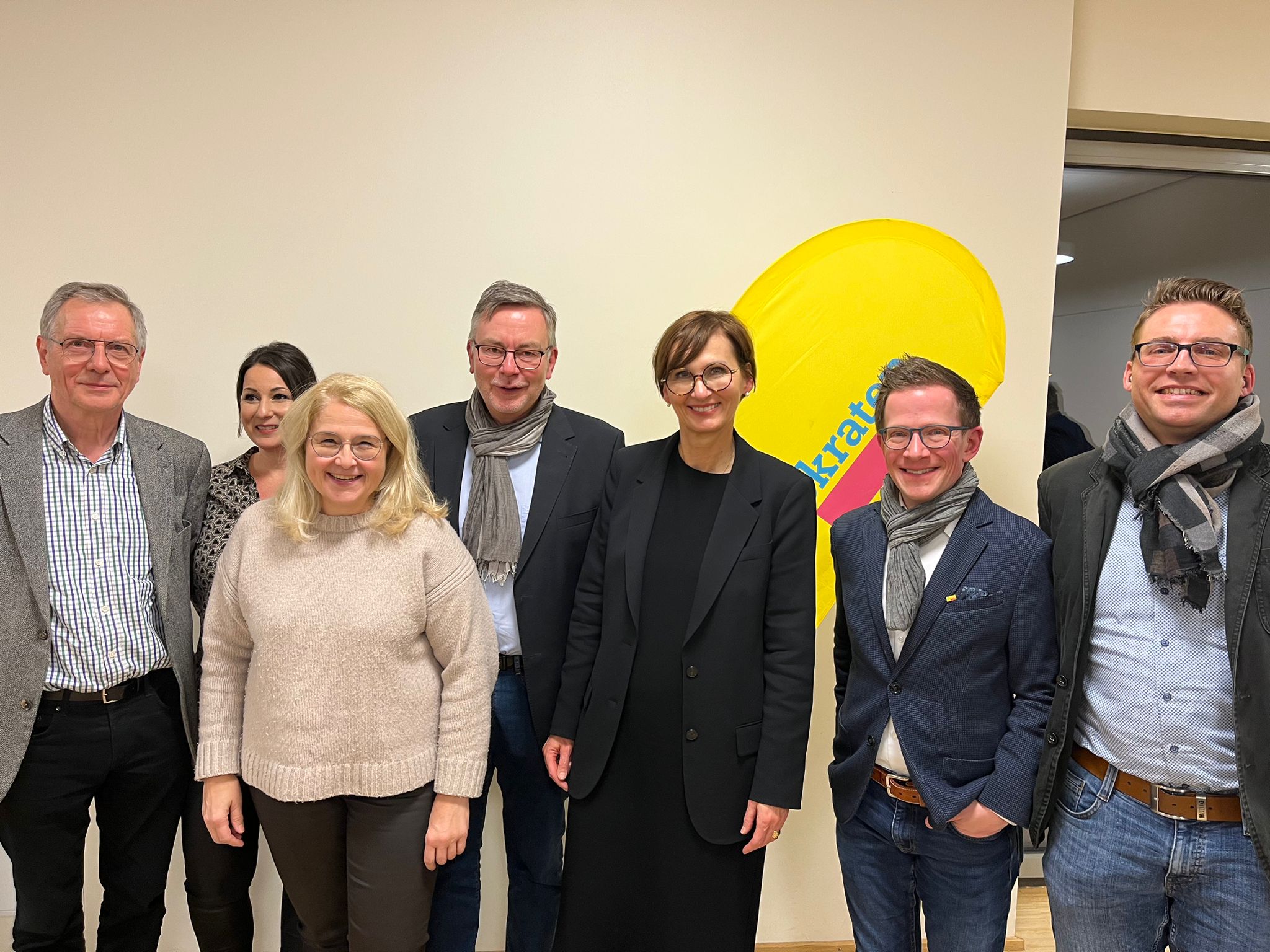 Neben Bettina Stark-Watzinger auf dem Foto, von links: Albert Matheis, Beigeordner im Gemeindevorstand, sowie die FDP-Fraktionsmitglieder Sonja Sachs, Sonja Schroeter, Jörg Schroeter, Arne Mundelius und Kai Döring