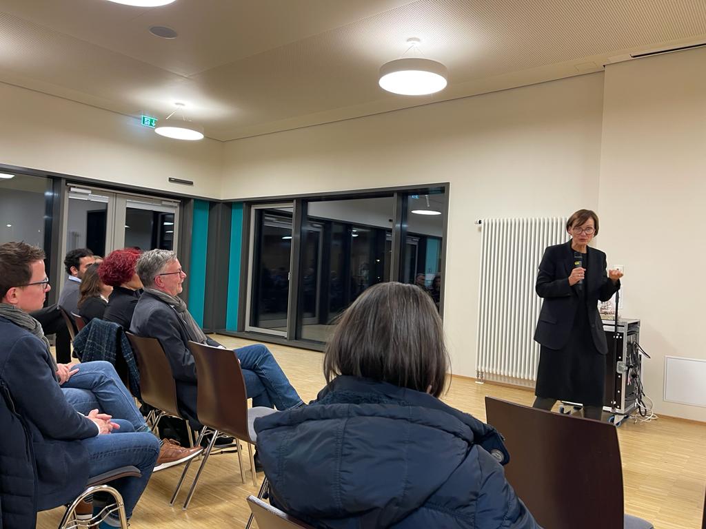 Im Anschluss an den Vortrag entwickelte sich eine Frage- und Diskussionsrunde