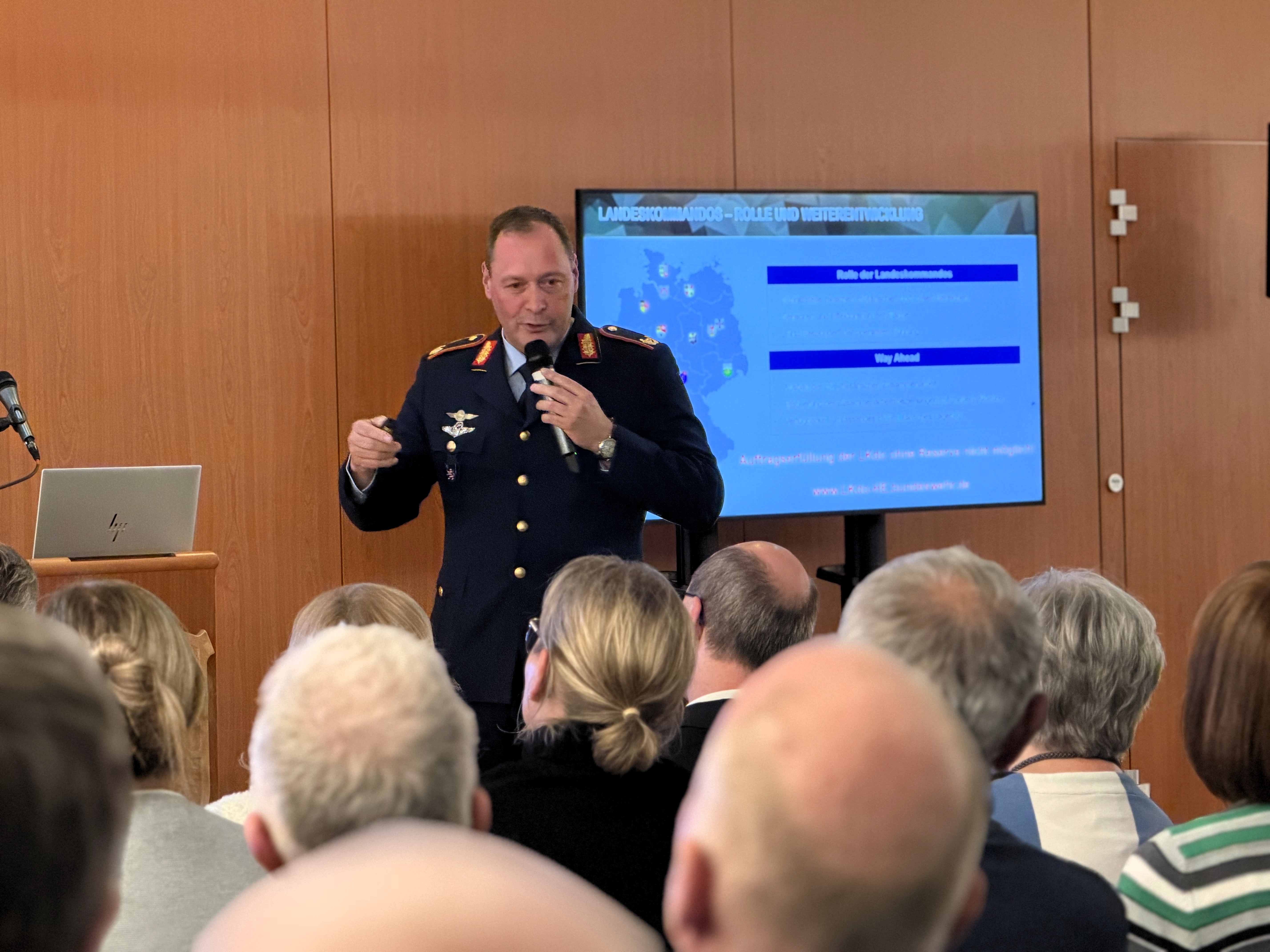 Brigadegeneral Holger Radmann, Kommandeur des Landeskommandos Hessen, war zu Gast in Münsters Kulturhalle