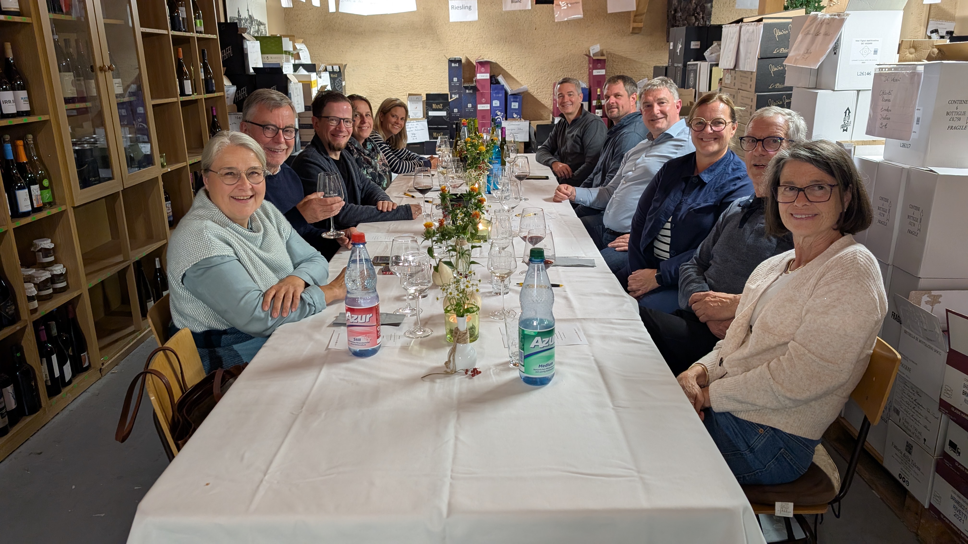 Weinprobe und Wirtschaftsgespräch: Die Teilnehmenden des FDP-Gewerbegesprächs in der Weinhandlung Wolf diskutierten aktuelle Themen des örtlichen Gewerbes.
