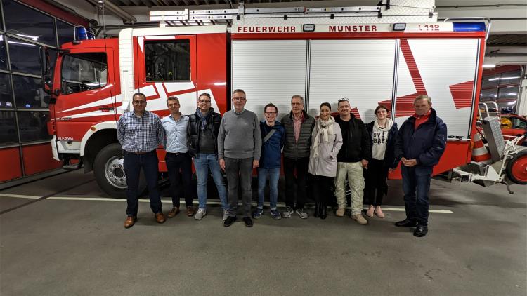 Waren Gäste von Gemeindebrandinspektor Florian Kisling (ganz links) im Feuerwehrhaus am Abtenauer Platz: Mitglieder von Fraktion und Ortsverband der Freien Demokraten in Münster und Altheim