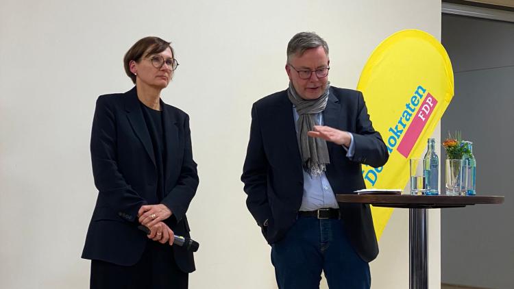 Münsters FDP-Vorsitzender Jörg Schroeter im Gespräch mit der Ministerin