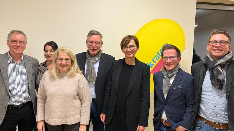 Neben Bettina Stark-Watzinger auf dem Foto, von links: Albert Matheis, Beigeordner im Gemeindevorstand, sowie die FDP-Fraktionsmitglieder Sonja Sachs, Sonja Schroeter, Jörg Schroeter, Arne Mundelius und Kai Döring