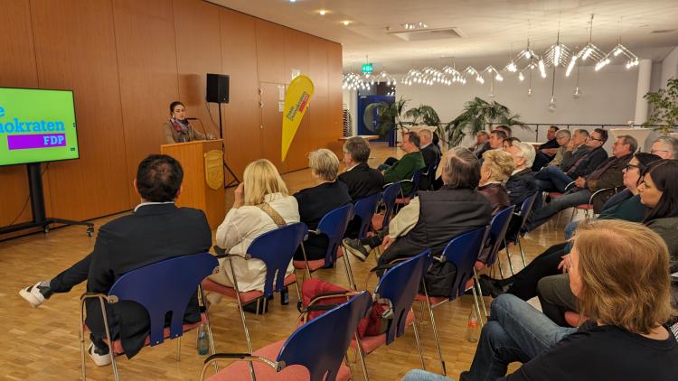 Isabel Schnitzer, Spitzenkandidatin der FDP Hessen, erläutert dem interessierten Publikum ihre Sicht zum Thema „Europa am Scheideweg – Was bringt die Europawahl“