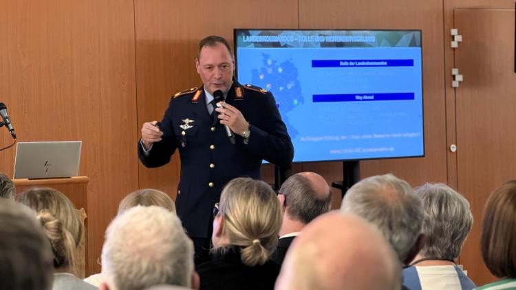 Brigadegeneral Holger Radmann, Kommandeur des Landeskommandos Hessen, war zu Gast in Münsters Kulturhalle