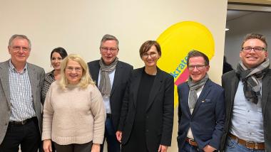 Neben Bettina Stark-Watzinger auf dem Foto, von links: Albert Matheis, Beigeordner im Gemeindevorstand, sowie die FDP-Fraktionsmitglieder Sonja Sachs, Sonja Schroeter, Jörg Schroeter, Arne Mundelius und Kai Döring